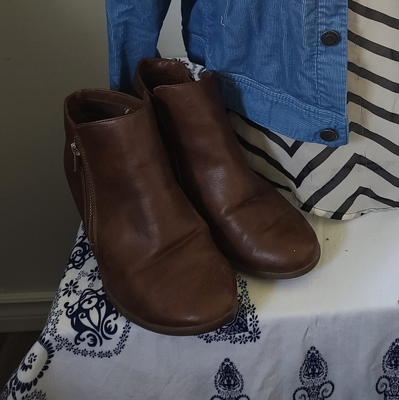 Brown leather ankle Boots with gold tone zipper - Picture 2 of 7